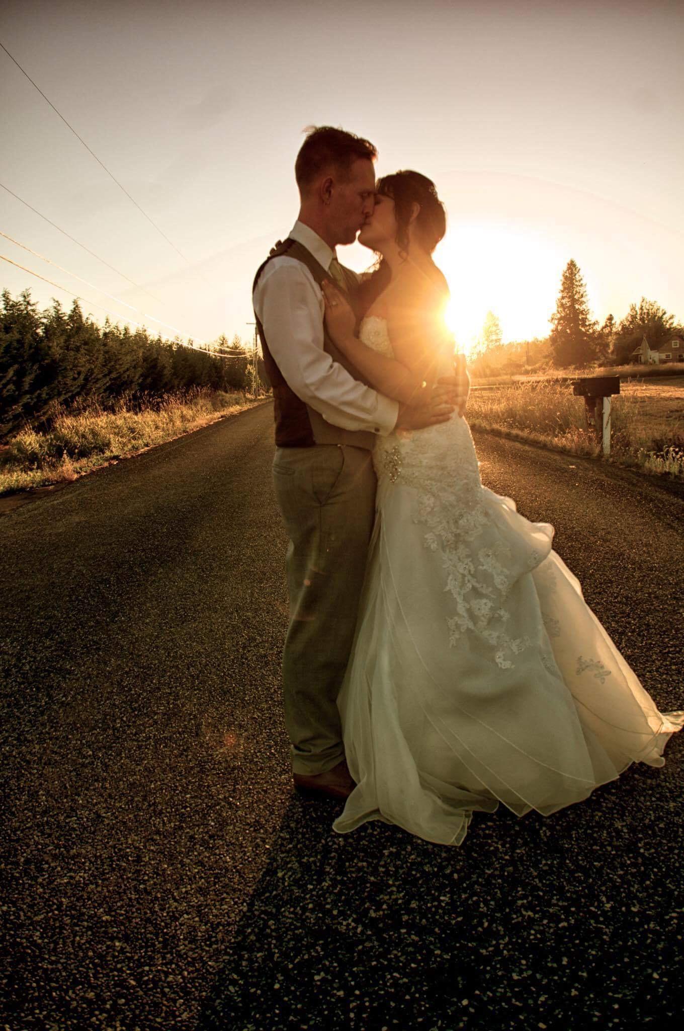 Slelsey wedding kiss sunset